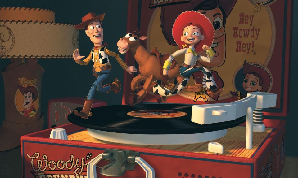 Wir springen vom vierten Film der Reihe 20 Jahre zurück in der Zeit und landen bei "Toy Story 2" (1999) auf Platz neun. Es war der zweite große Auftritt von Cowboy Woody - und der erste von Cowgirl Jessie, die seitdem nicht mehr aus dem Franchise wegzudenken ist. Bei "Metacritic" erreicht "Toy Story 2" 88 von möglichen 100 Punkten. (Bild: Disney/Pixar)