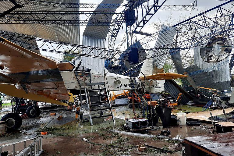 Los daños que dejó la tormenta en el aeródromo de la localidad de 9 Julio, fenómeno que provocó importantes destrozos también en La Pampa