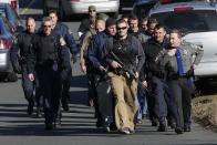 Policías y cuerpos de seguridad patrullan a las afueras de la escuela primaria Sandy Hook, en Newtown, Connecticut, este 14 de diciembre de 2012, donde un hombre abrió fuego y asesinó, según fuentes oficiales, a 27 personas, entre ellas 18 menores. REUTERS/Adrees Latif