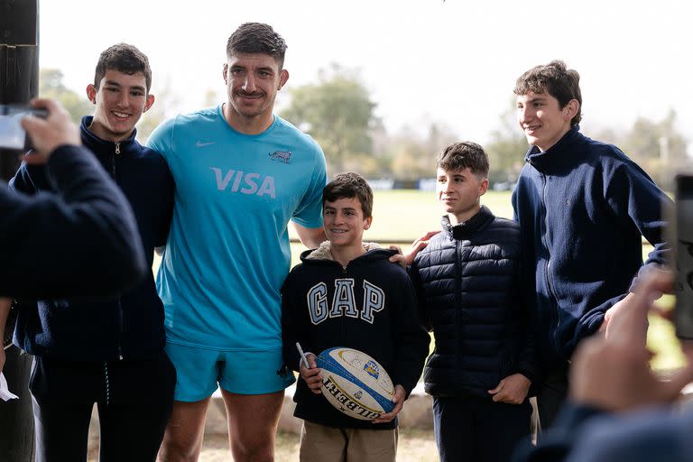 Tomás Lavanini con la gente: los Pumas son furor en el interior