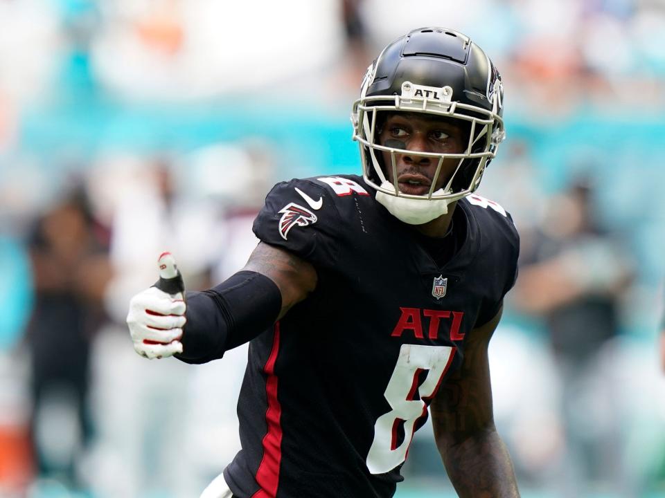 Kyle Pitts gets set for a play against the Miami Dolphins.