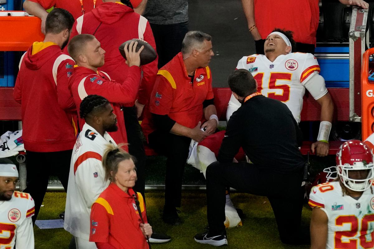 Patrick Mahomes injury: Chiefs QB limps off field in Super Bowl 57 