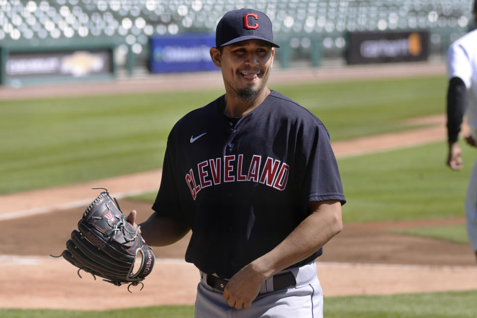 ARCHIVO - En esta foto del 20 de septiembre de 2020, el lanzador de los Indios de Cleveland Carlos Carrasco tras completar el primer inning ante los Tigres de Detroit. Carrasco ha sido traspasado a los Mets de Nueva York. (AP Foto/José Juárez, archivo)