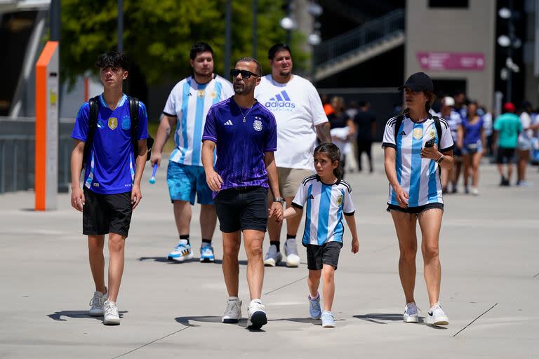 Llegada de los hinchas argentinos al Mercedes Benz Stadium de Atlanta