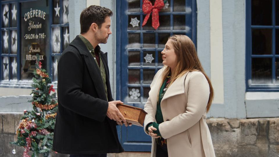 Jaicy Elliot and Brant Daugherty talking in Joyeux Noel