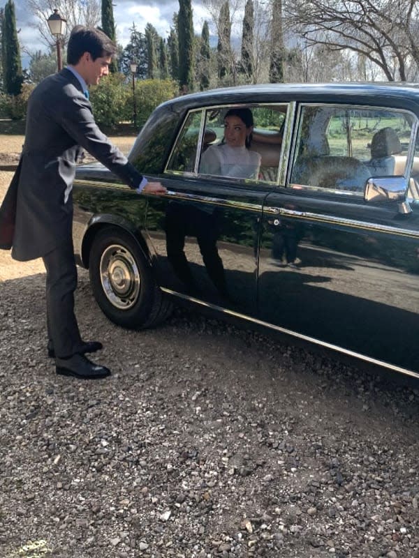 Los novios en su coche 