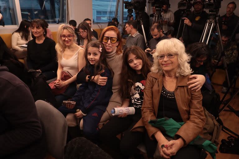 La diputada Romina Del Plá junto a Anabel Cherubito y otras integrantes del colectivo Actrices Argentinas, presentes en la conferencia de prensa