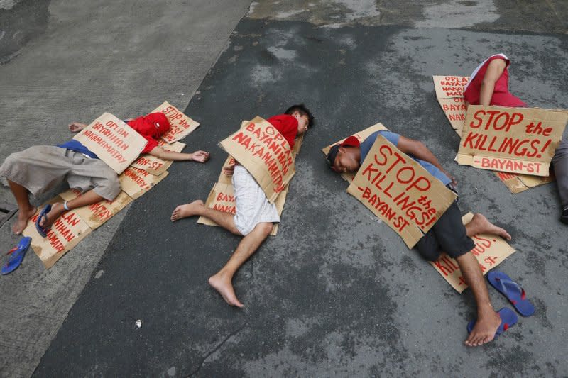 民眾在菲國警察總部外抗議總統杜特蒂的掃毒政策。（美聯社）
