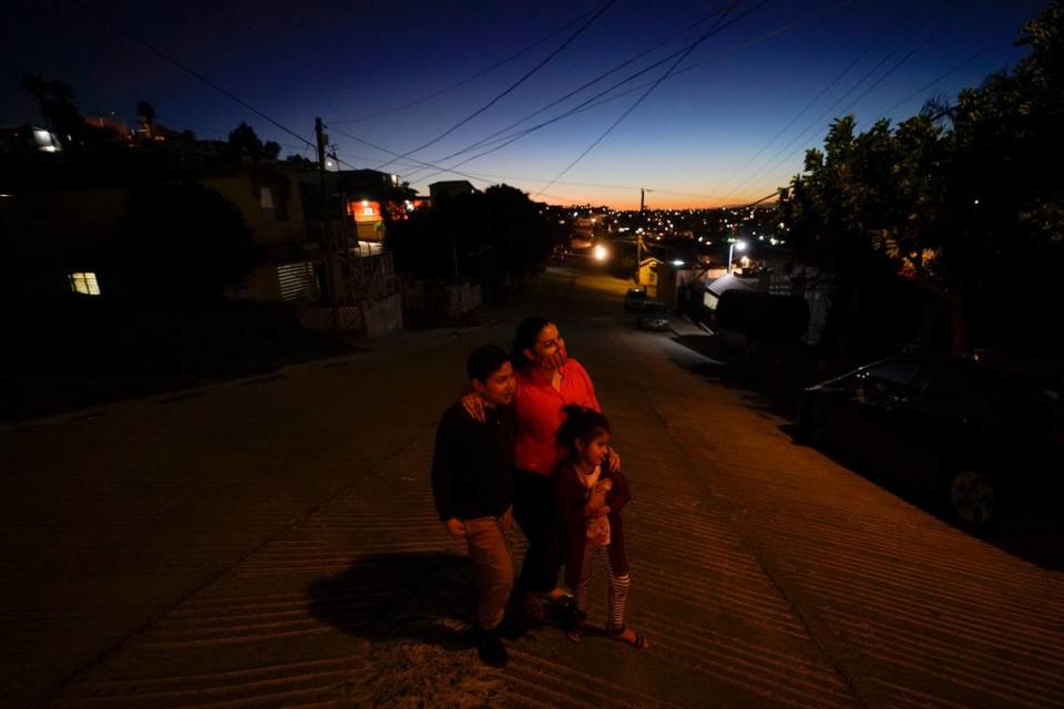 Foto de archivo. Estela Lazo posa para una foto con sus dos hijos en Tijuana, México, el 23 de febrero del 2021. Lazo fue enviada de vuelta a ese país tras pedir asilo en Estados Unidos en el marco de la política “Quédate en México”, seguida bajo el gobierno de Donald Trump.