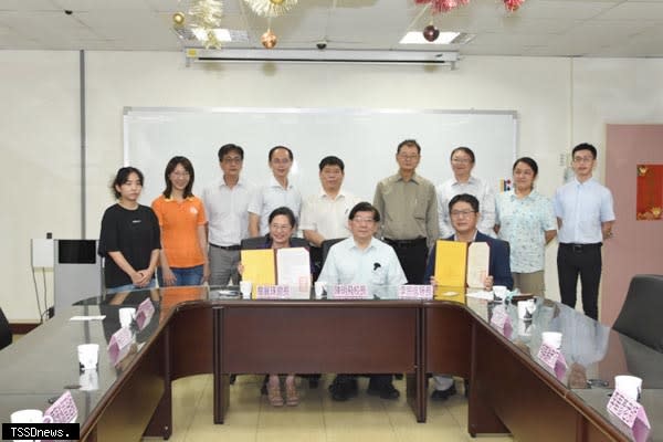 彰基和彰師大歷史研究所簽約，雙方將更進一步積極地合作，創造更好的歷史軌跡。（記者方一成攝）