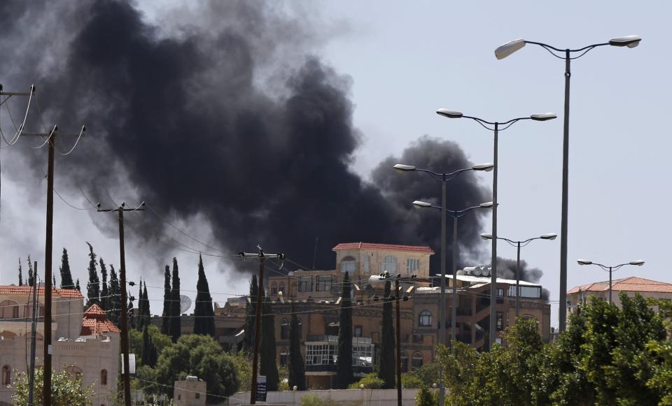 Smoke rises from an area where Shi'ite Houthi rebels are fighting against government forces in Sanaa September 21, 2014. Shi'ite Houthi rebels and government forces fought for a fourth straight day in the Yemeni capital, residents said, despite the announcement of a U.N.-brokered agreement due to be signed later on Sunday. (REUTERS/Khaled Abdullah)