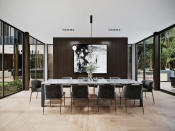 Aston Martin se ha encargado del diseño de los interiores, donde destacan los acabados de parqué y los muebles de color chocolate, como estos del comedor. (Foto: <a href="http://www.sylvanrock.com/residence" rel="nofollow noopener" target="_blank" data-ylk="slk:Sylvan Rock;elm:context_link;itc:0;sec:content-canvas" class="link ">Sylvan Rock</a>).