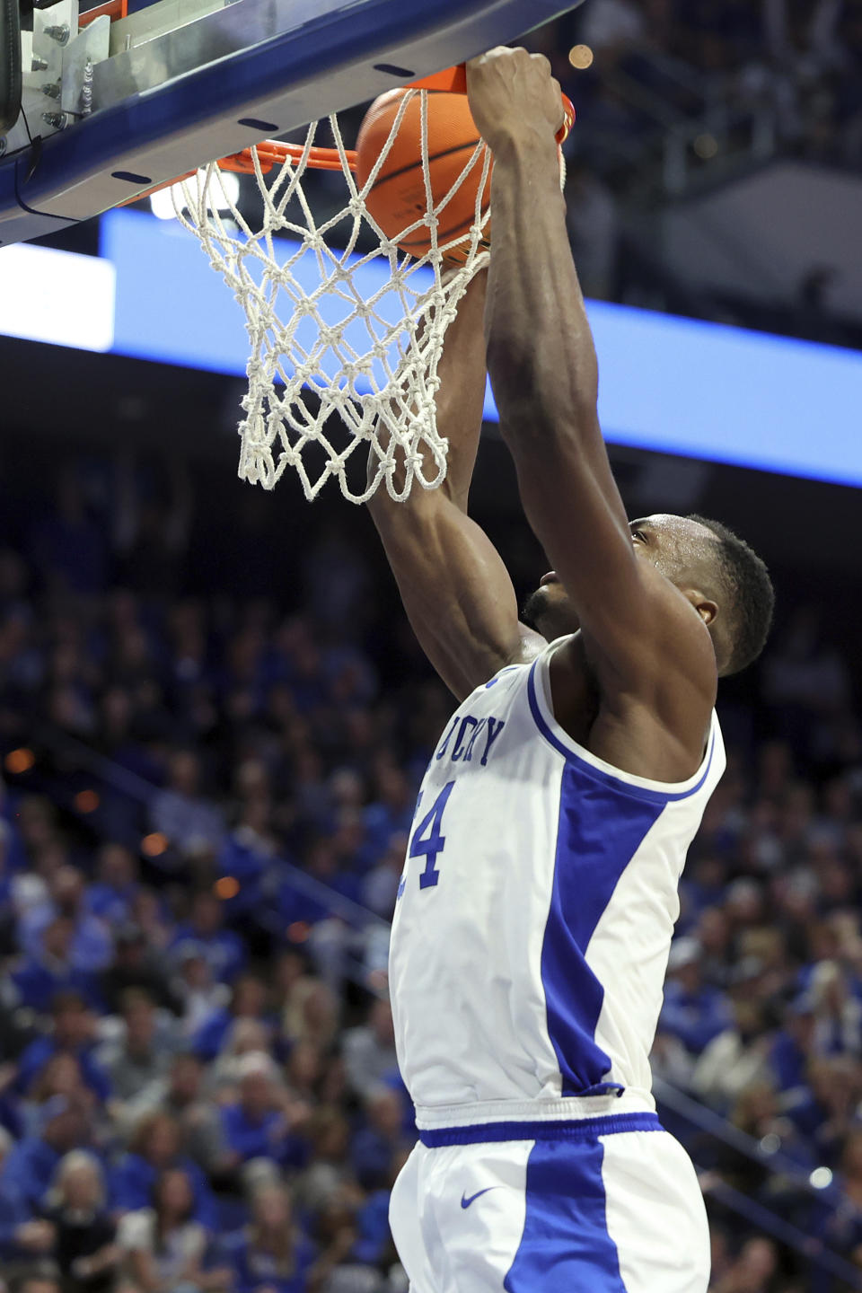 Kentucky's Oscar Tshiebwe (34) dunks during the second half of an NCAA college basketball game against Louisville in Lexington, Ky., Saturday, Dec. 31, 2022. Kentucky won 86-63. (AP Photo/James Crisp)