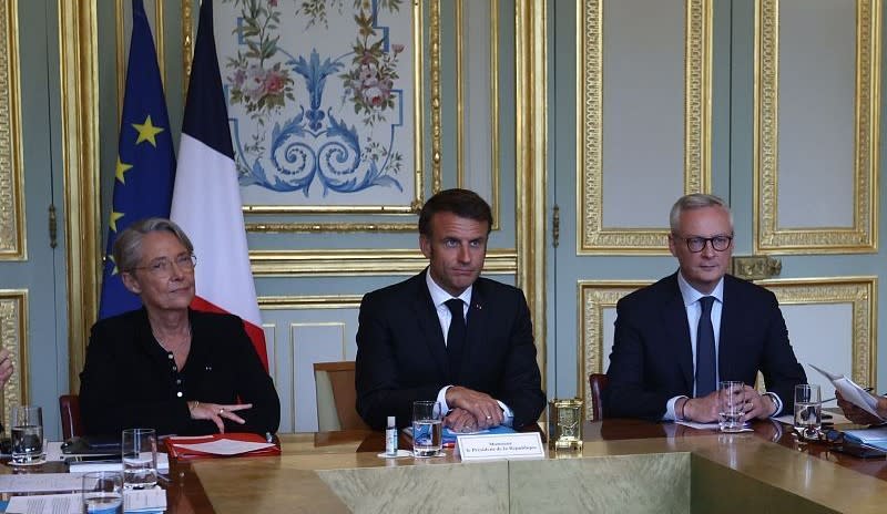 法國總統馬克宏(圖中) 2 日晚在總統府愛麗舍宮召集法國總理和多名部長，研究局勢最新進展。   圖：翻攝自環球網