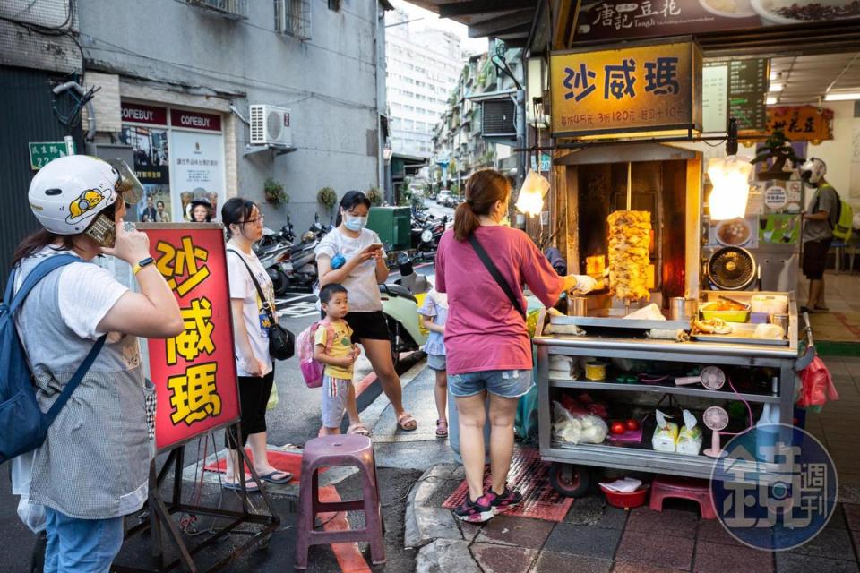 不少家長會買「沙威瑪」，當小孩晚餐前、墊肚子的小點心。