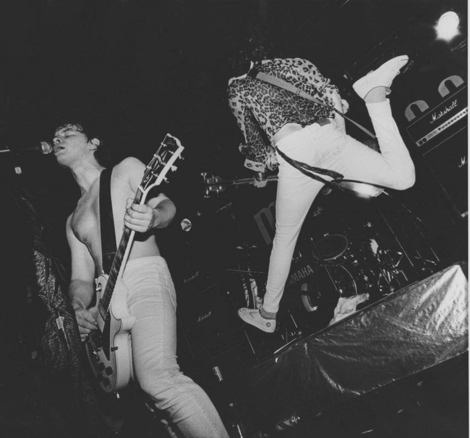 James Dean Bradfield and Nicky Wire perform on stage at the Marquee club in London, 1991 (Getty)