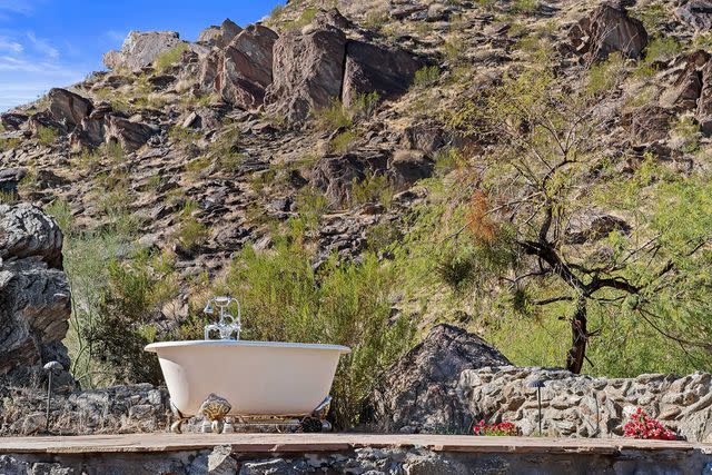 <p>Kelly Peak</p> The outdoor bathtub.