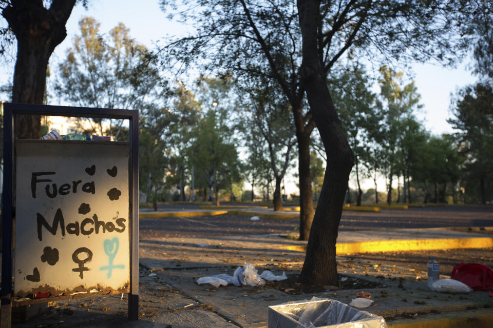 La foto del 25 de febrero de 2020 muestra un cartel en la Universidad Autónoma de México, donde estudiantes mujeres mantienen tomadas una decena de escuelas o facultades para exigir seguridad en los planteles y castigo a los agresores de mujeres. (AP Foto/Ginnette Riquelme)