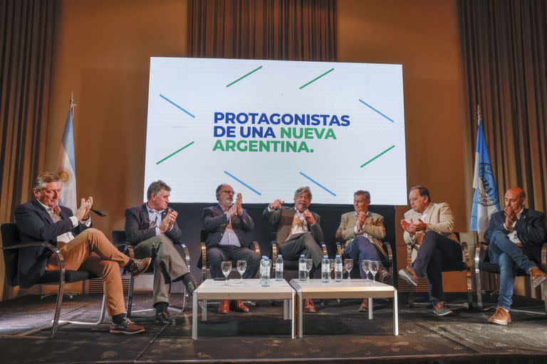 Laucirica, Achetoni, Chemes, Pino, Marcos Pereda (vicepresidente de la SRA), Gabriel de Raedemaeker (vicepresidente de CRA) y Elbio Guía (vicepresidente de FAA) en la jornada Protagonistas de una nueva Argentina que se realizó en el predio de la Rural en Palermo