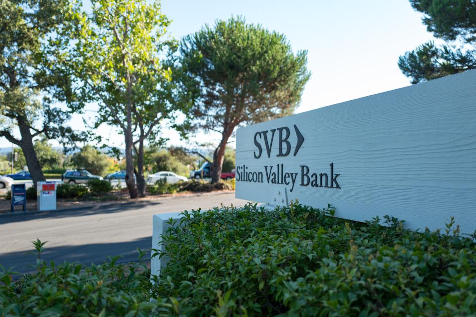 ป้ายสำหรับธนาคารพาณิชย์ไฮเทค Silicon Valley Bank บนถนน Sand Hill ในเมือง Silicon Valley ของ Menlo Park, California, วันที่ 25 สิงหาคม 2016 (ภาพโดย Smith Collection/Gado/Getty Images)