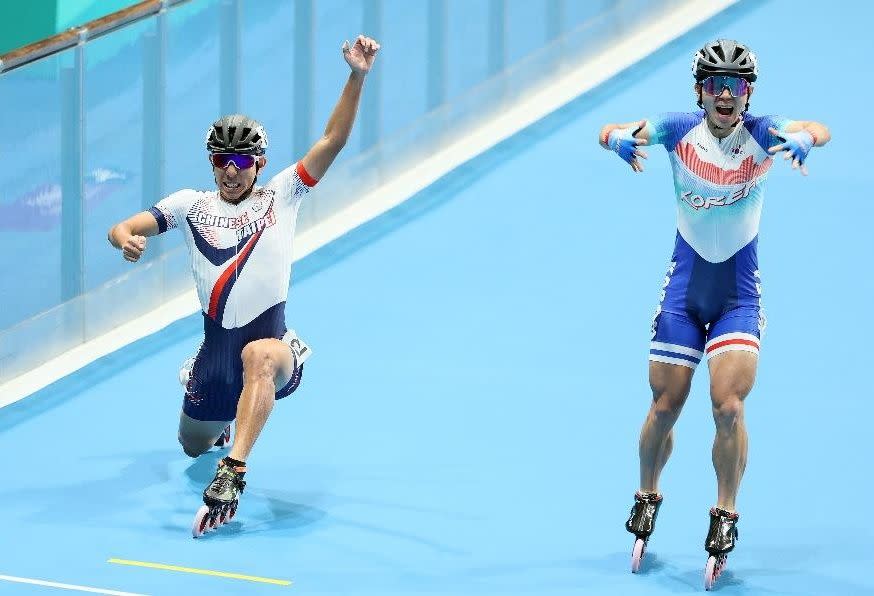 亞運滑輪溜冰3000公尺接力賽，南韓選手（右）正準備舉手歡呼，我國好手黃玉霖（左）則奮力跨出左腳，成功以0.01秒差距摘下金牌。（中華奧會提供）