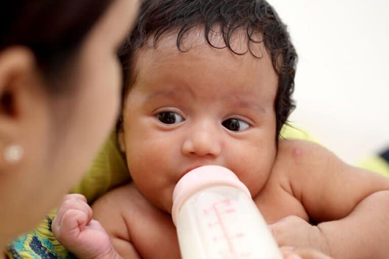 Darle a tu bebé leche de fórmula en ocasiones no impide seguir amamantando