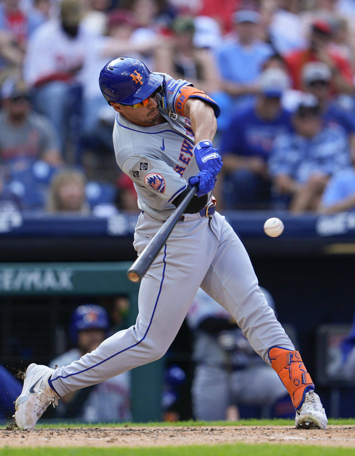 New York Mets' Tyrone Taylor hits a solo home run off Philadelphia Phillies' Cristopher Sanchez during the eighth inning of a baseball game, Sunday, Sept. 15, 2024, in Philadelphia. (AP Photo/Derik Hamilton)