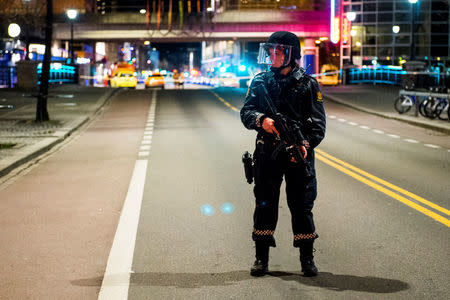 Police have block a area in central Oslo and arrested a man after the discovery of "bomb-like device", in Oslo, Norway April 8, 2017. Fredrik Varfjell/NTB Scanpix via REUTERS