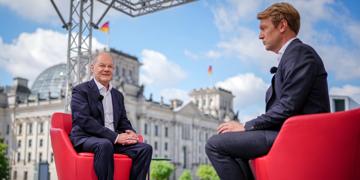 Bundeskanzler Olaf Scholz (SPD) sitzt zu Beginn des ARD-Sommerinterviews im "Bericht aus Berlin" bei Markus Preiß (r), Leiter des ARD-Hauptstadtstudios.<span class="copyright">dpa</span>