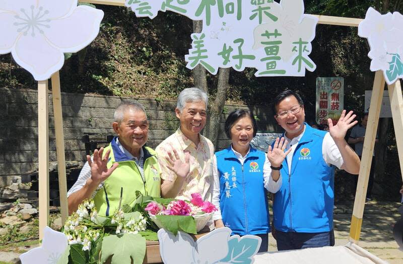 苗栗桐花祭  客委會邀民眾體驗與品嚐在地特產 由苗栗縣政府主辦的「2024桐花祭－藝起桐樂、美好 薑來」21日在大湖鄉薑麻園休閒園區登場，客委會副 主委范佐銘（左2）出席表示，期待民眾苗栗賞花、 交流之餘，也可以把在地特產帶回家。 （客委會提供） 中央社記者魯鋼駿傳真  113年4月21日 