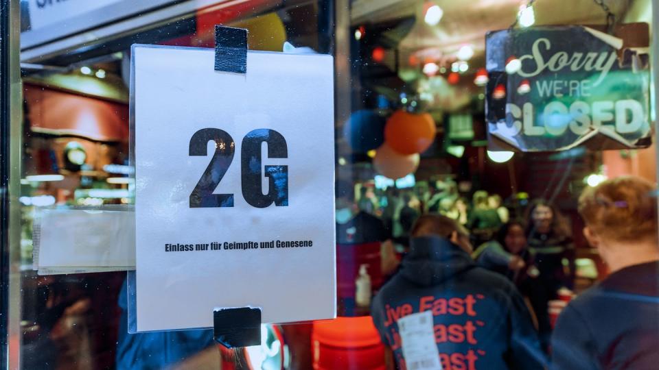 Im Fenster einer Kneipe hängt ein Zettel mit dem Text «2G, Einlass nur für Geimpfte und Genesene».