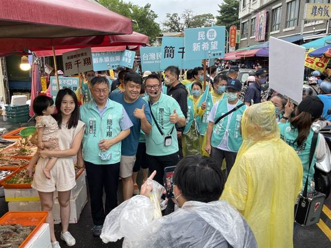 柯文哲陪簡千翔逛南投及中興新村的市場，支持者要求拍照合影。（楊靜茹攝）