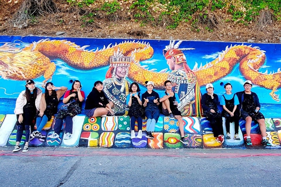 康毓庭老師帶領學生前往多良部落彩繪80公尺巨幅壁畫。
