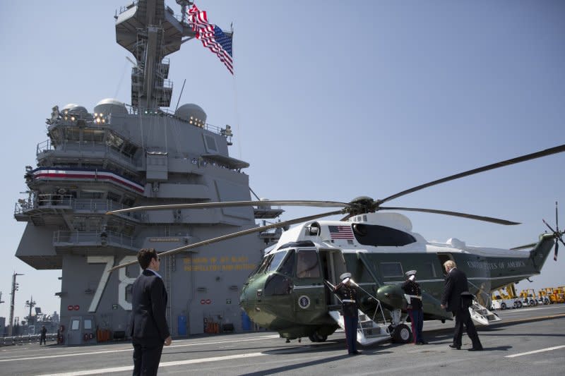 2017年7月22日，美軍福特號（USS Gerald R. Ford）航空母艦正式服役，總統川普搭乘「陸戰隊一號」專機抵達（AP）