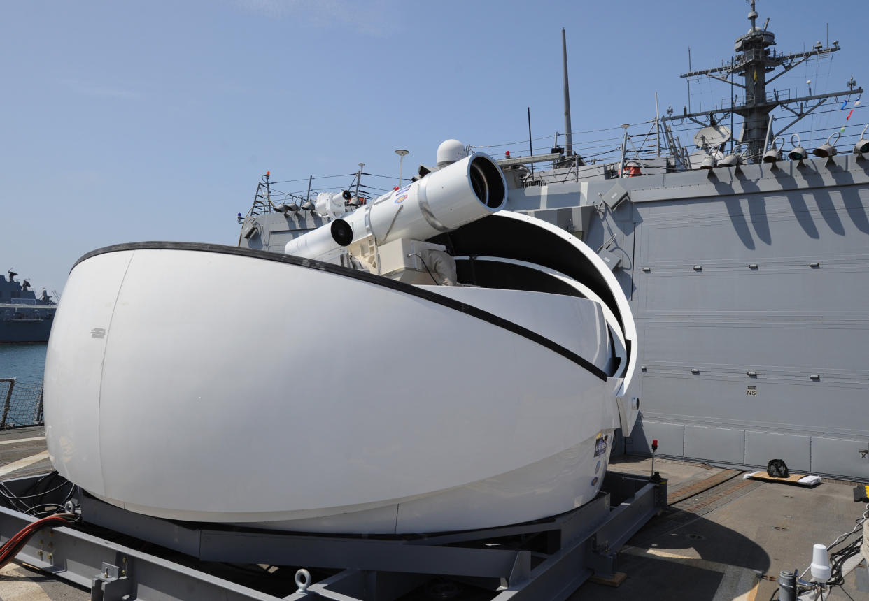 The laser weapon used by the US Navy in the Gulf: John F. Williams/US Navy, Flickr