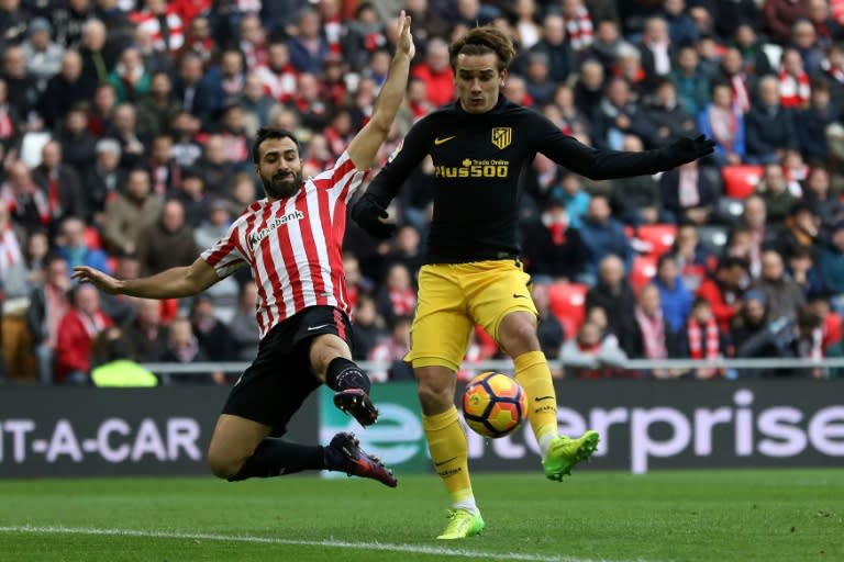 Athletic Bilbao's defender Mikel Balenziaga (L) vies with Atletico Madrid's forward Antoine Griezmann during the Spanish league football match Athletic Club Bilbao vs Club Atletico de Madrid at the San Mames stadium in Bilbao on January 22, 2017