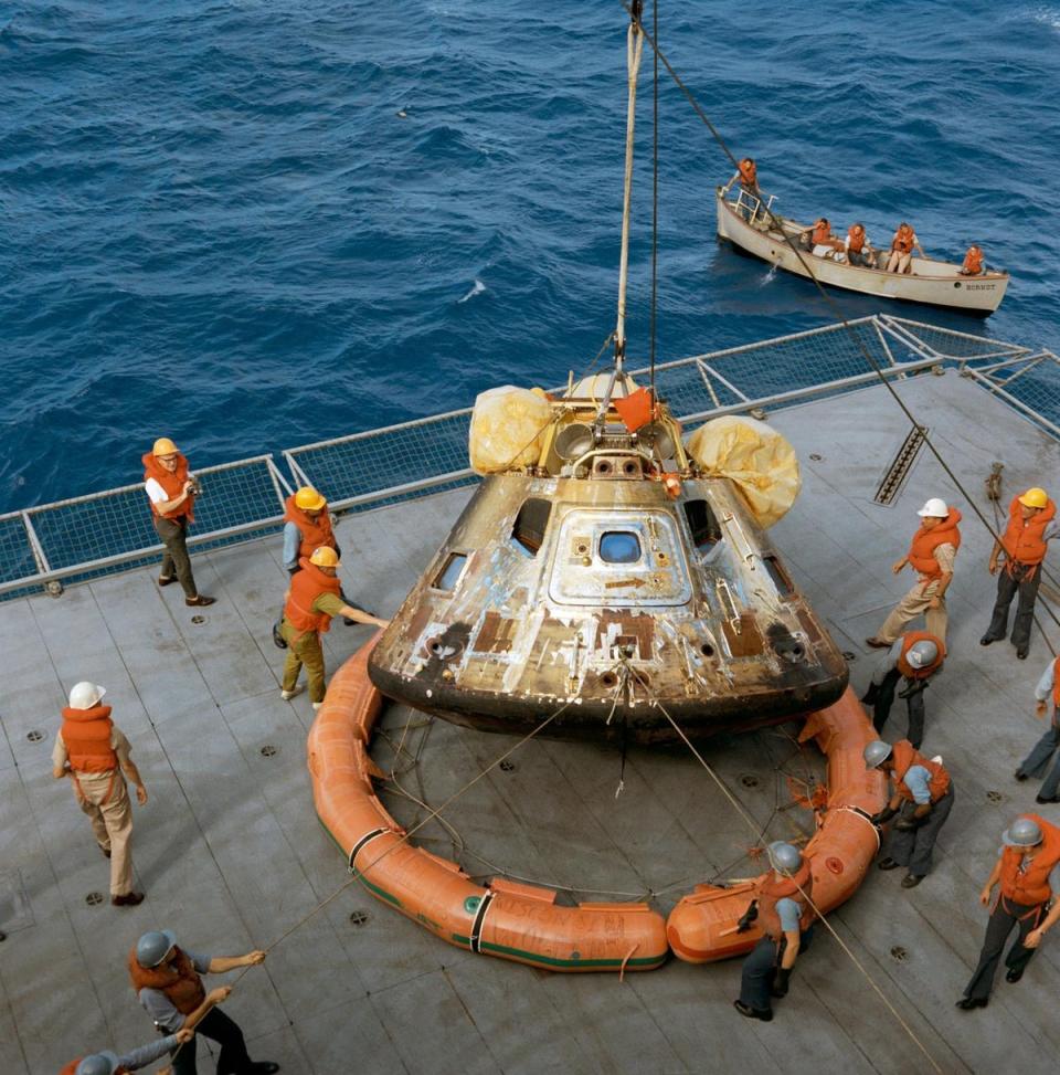 La nave Apolo 11 a bordo del USS Hornet tras regresar de la Luna en 1969 (NASA)