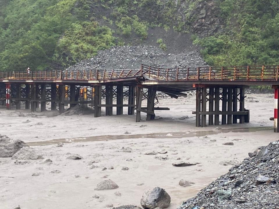 颱風卡努為高雄山區帶來強降雨，桃源區玉穗溪溪水暴漲，土石流夾帶石塊將南橫公路明霸克露橋鋼便橋沖毀。（圖／高雄市原民會提供）