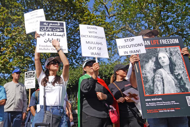 La gente participa en una manifestación frente a la Embajada de Irán en Londres para conmemorar el primer aniversario de la muerte de Mahsa Amini en Irán después de haber sido detenido por la policía moral del régimen