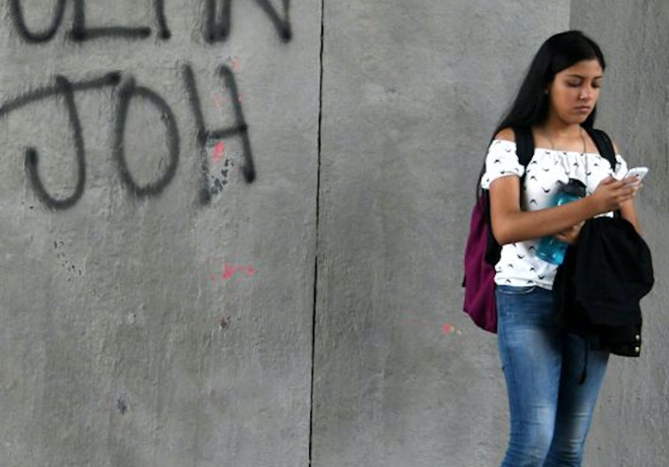 Una joven revisa su celular. Foto: Getty Images.