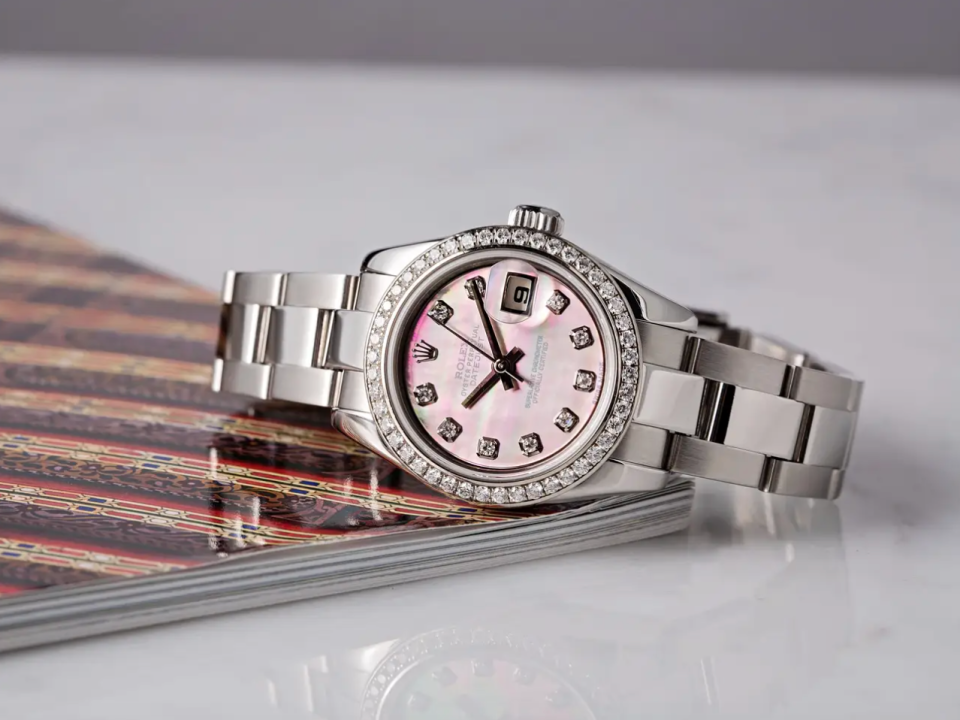 Die Rolex Lady-Datejust, 28 mm, Weißgold mit Werksdiamanten, kostet auf der offiziellen Rolex-Website über 16.000 Dollar (14.504 Euro). - Copyright: Bob's Watches