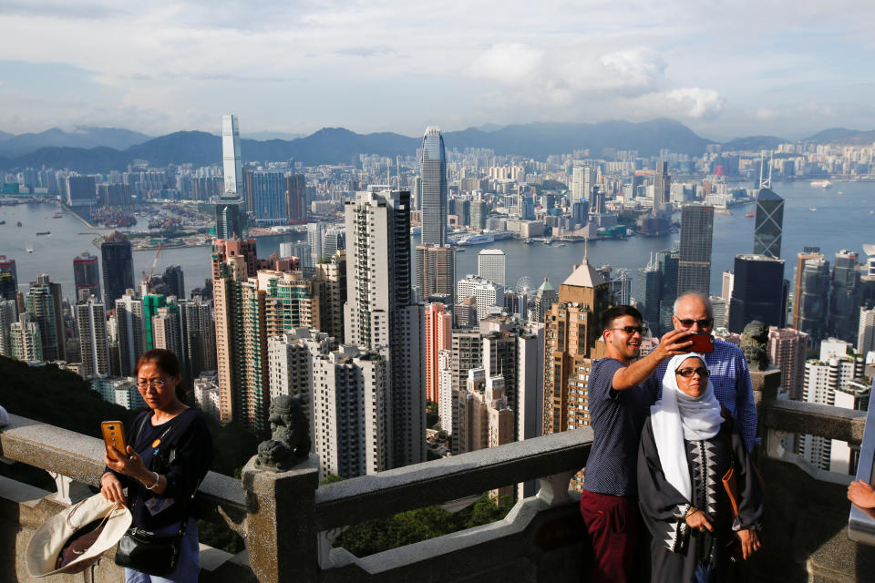 Tourists take selfies at the Peak in Hong Kong, (Photo: REUTERS/Bobby Yip)