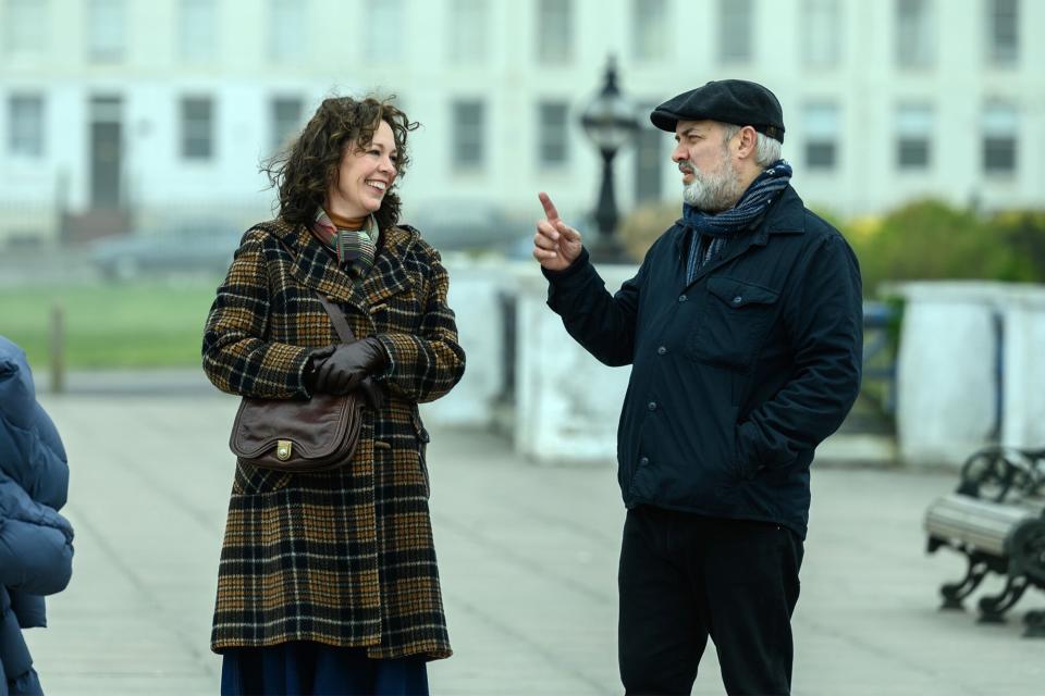 EMPIRE OF LIGHT, from left: Olivia Colman, director Sam Mendes, on set, 2022. ph: Parisa Taghizadeh /© Searchlight Pictures /Courtesy Everett Collection