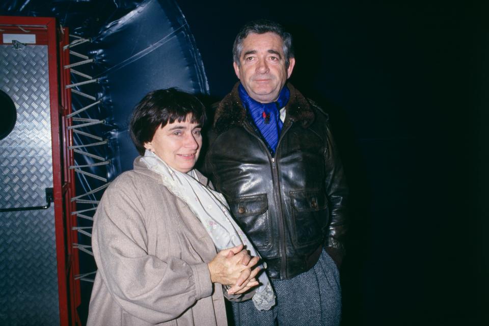 Avant sa rencontre avec Jacques Demy, Agnès Varda est passée de la photographie au cinéma. Son premier film, <em>La Pointe courte </em>(1955)<em>, </em>est annonciateur de la Nouvelle Vague, mouvement qui va révolutionner le septième art et dont elle est la seule femme réalisatrice. Jacques Demy est quant à lui un passionné de cinéma et de marionnettes depuis l’enfance. La Seconde Guerre mondiale le convainc de s’orienter vers une carrière artistique et de suivre sa vocation. Lorsqu’il a douze ans, Jacques Demy est confronté aux bombardements américains en 1943, qui lui laissent un souvenir impérissable, comme il l’explique en 1964 : "<em>Il n’y a rien de plus effrayant que la guerre, précisément le bombardement de Nantes par exemple le 16 septembre 1943, ç’a été quelque chose d’effroyable. Et quand on a le souvenir de ça, j’ai beaucoup de mémoire, énormément. À partir de ce moment-là, rien ne compte, quelque chose d’aussi atroce est arrivée, on a l’impression que plus rien de plus atroce ne peut arriver. À partir de cela, on rêve une existence idéale</em>". <em>(Photo by Jean-François Rault/Sygma via Getty Images)</em>