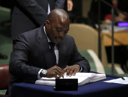 Congo President Joseph Kabila signs the Paris Agreement on climate change at United Nations Headquarters in Manhattan, New York, U.S., April 22, 2016. REUTERS/Carlo Allegri