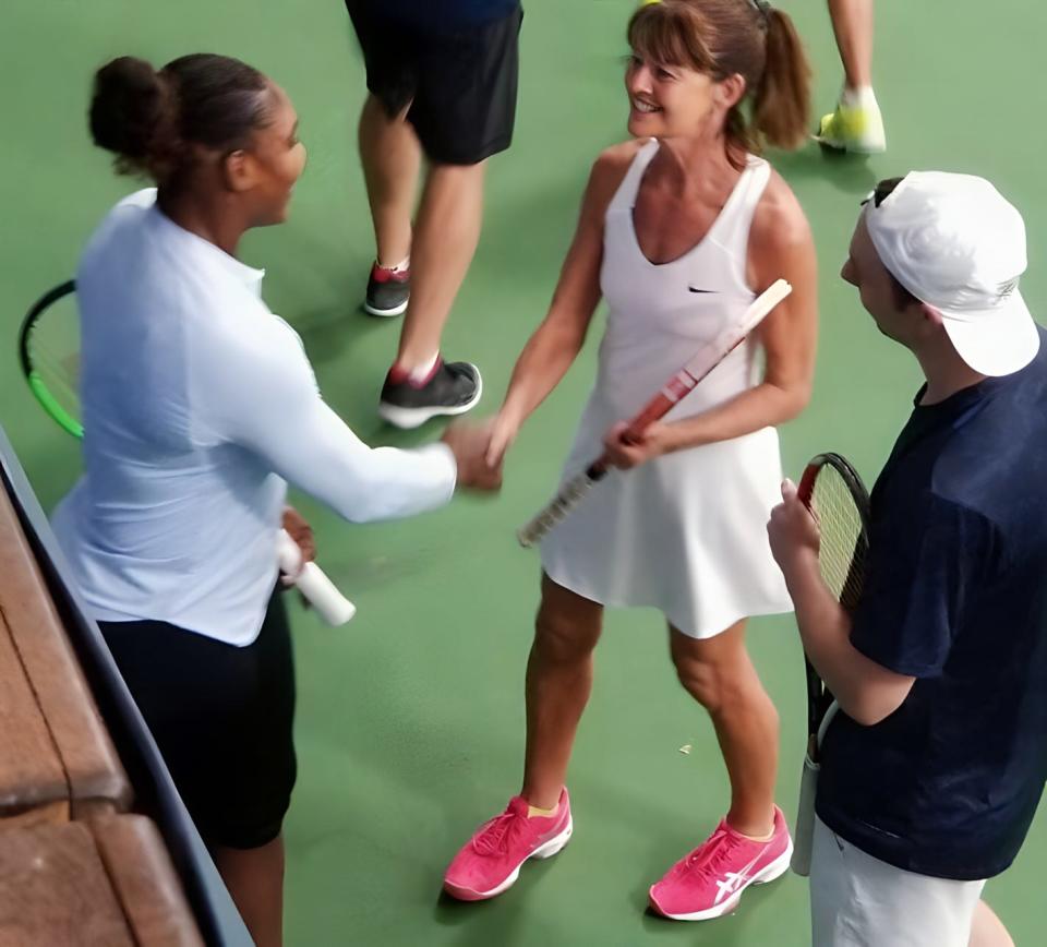 Tammy Simone, que tiene vínculos de larga data con la USTA, le da la mano a Serena Williams.