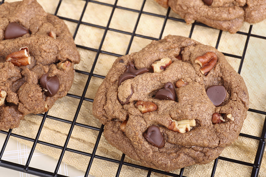 Our inner Homer Simpson can’t help but make an appearance every time we make these Chocolate Chip Pecan Cookies. Arrggghhhh, saliva is literally drooling out of our mouths.