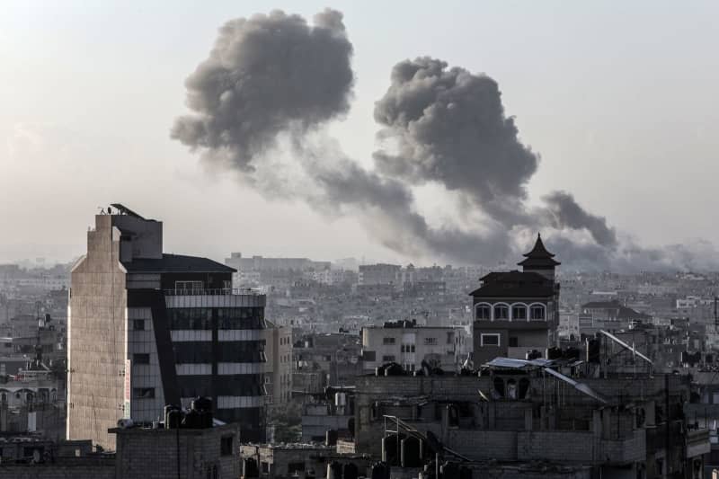 Smoke rises following Israeli air strikes near the Rafah crossing. According to the Israel Defense Forces (IDF), the Israeli military has taken control of the Palestinian side of the Rafah border crossing in the south of the Gaza Strip. Abed Rahim Khatib/dpa