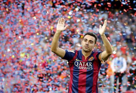 Xavi Hernández del Barcelona saluda a sus hinchas tras el partido por la liga española de fútbol contra Deportivo La Coruña en el estadio Camp Nou en Barcelona