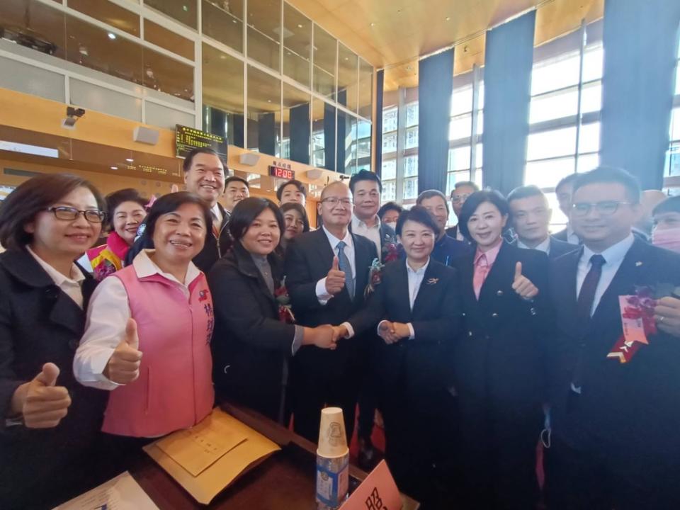 《圖說》台中市議會議長張清照、副議長顏莉敏順利連任，市長盧秀燕到場祝賀。
